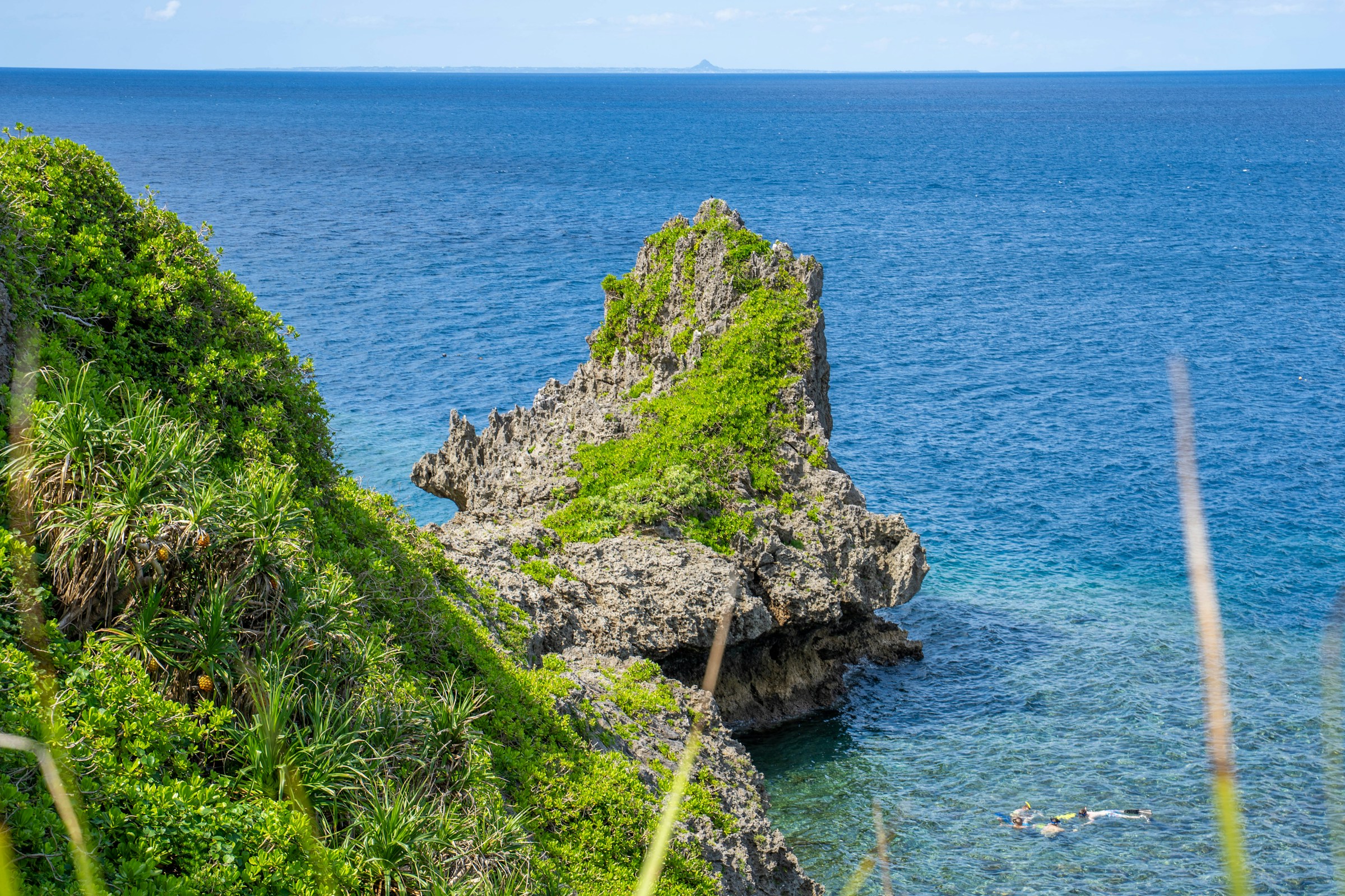 沖縄本島・真栄田岬の海岸と青い海